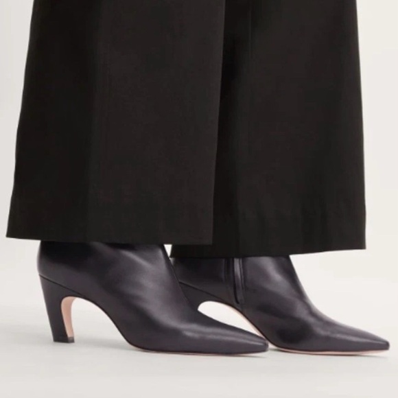 Everlane Shoes - Everlane The Short Banana Heel Boots in Black Leather Size 7
